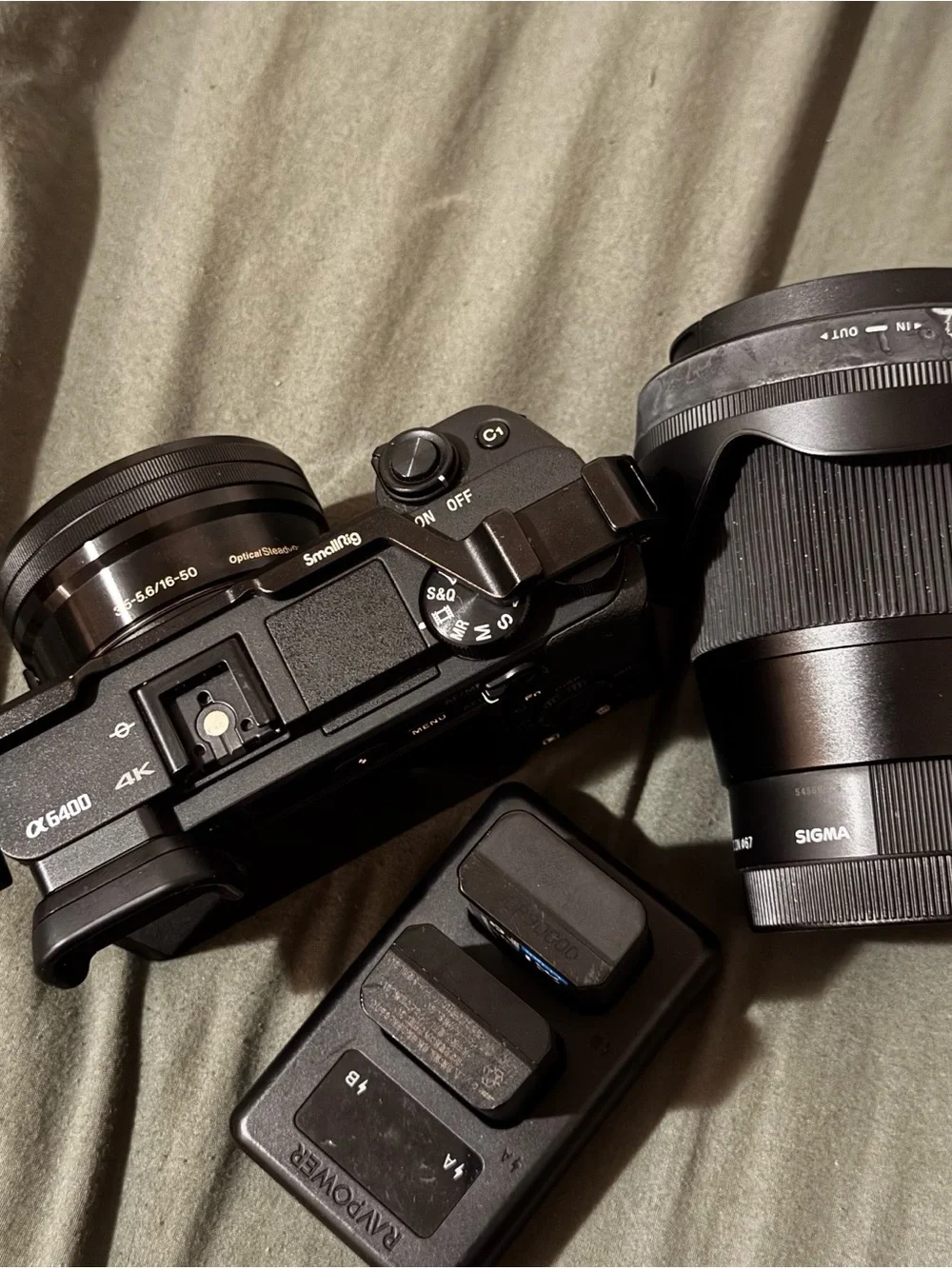 Sony A6400 Bundle + Sigma 16mm f/1.4 + 16-50mm Lens + SmallRig + Batteries